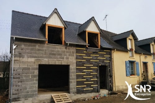 Pour plus d'esthétisme, optez pour un agrandissement maison mixte bois et pierre. SNR Entreprise vous propose d'agrandir maison en pierre et de réaliser un bardage bois. La création de lucarne ou fenêtre chien assis est aussi réalisée par SNR Entreprise en Mayenne (53) et Ille et Vilaine (35).