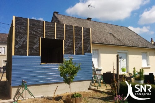 Pour votre projet d'agrandissement de maison par SNR Entreprise, nous assurons la réalisation de l'intégralité des tâches : maçonnerie isolation bardage couverture charpente placo peinture etc. à Laval (53) et Rennes (35).