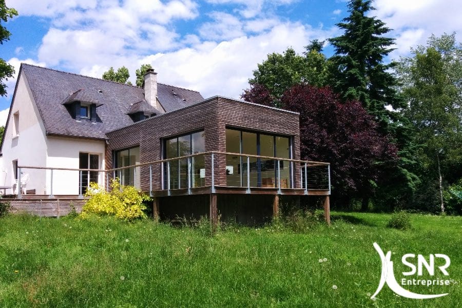 Extension d'une maison en bois. Aménagement intérieur contemporain avec matériaux nobles en Mayenne (53) et Ille-et-Vilaine (35).