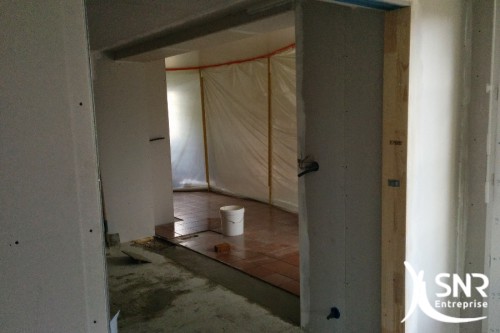 Pose de porte coulissante, porte à galandage. Rénovation rez de chaussée et aménagement intérieur avec SNR Entreprise.