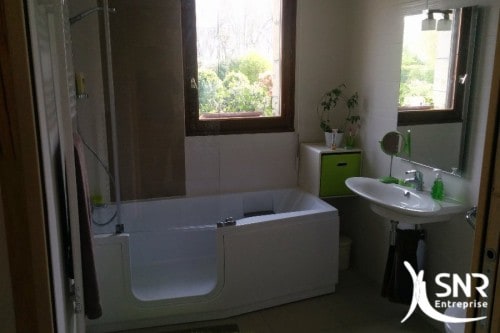 Rénover une salle de bain avec SNR Entreprise. Salle de bain avec baignoire handicapé et meubles accessibilité handicapé.