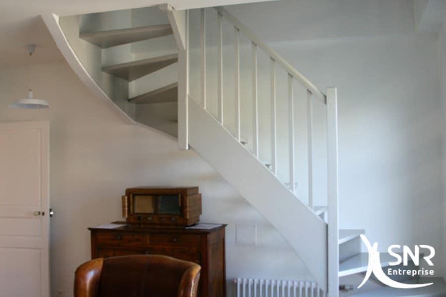 Pose d'escalier sur mesure par SNR Entreprise. Escalier esthétique et confortable en Mayenne (53) et Ille-et-Vilaine (35).