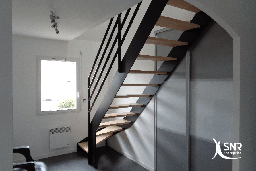 Création d un accès aux combles aménagés grâce à la mise en place d un escalier alliant bois et métal par SNR Entreprise