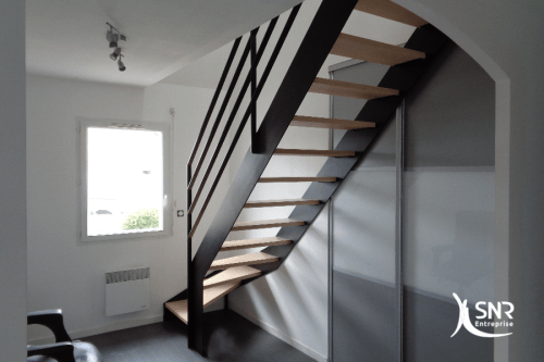Création d un accès aux combles aménagés grâce à la mise en place d un escalier alliant bois et métal par SNR Entreprise
