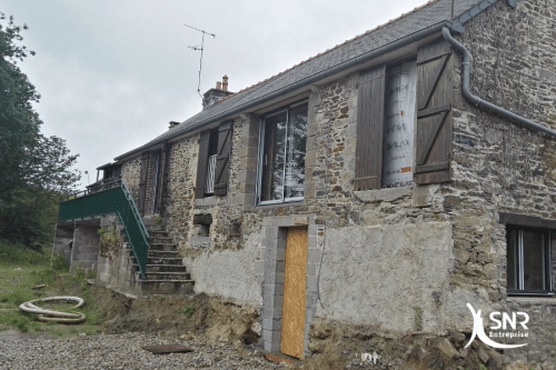Vue en cours de travaux de rénovation maison saint-malo avec remplacement de menuiseries en aluminium
