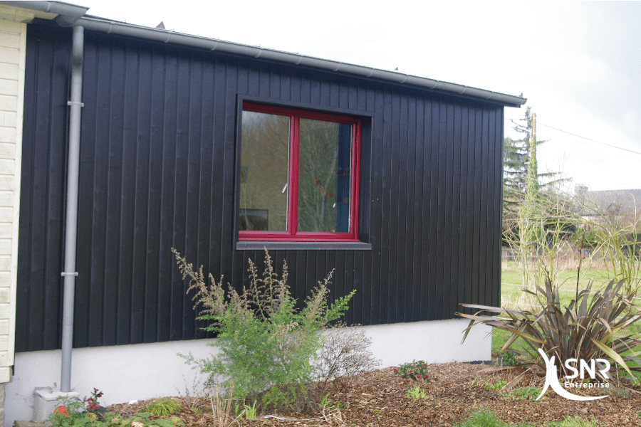 Agrandissement maison rennes en ossature bois avec bardage foncé par SNR Entreprise