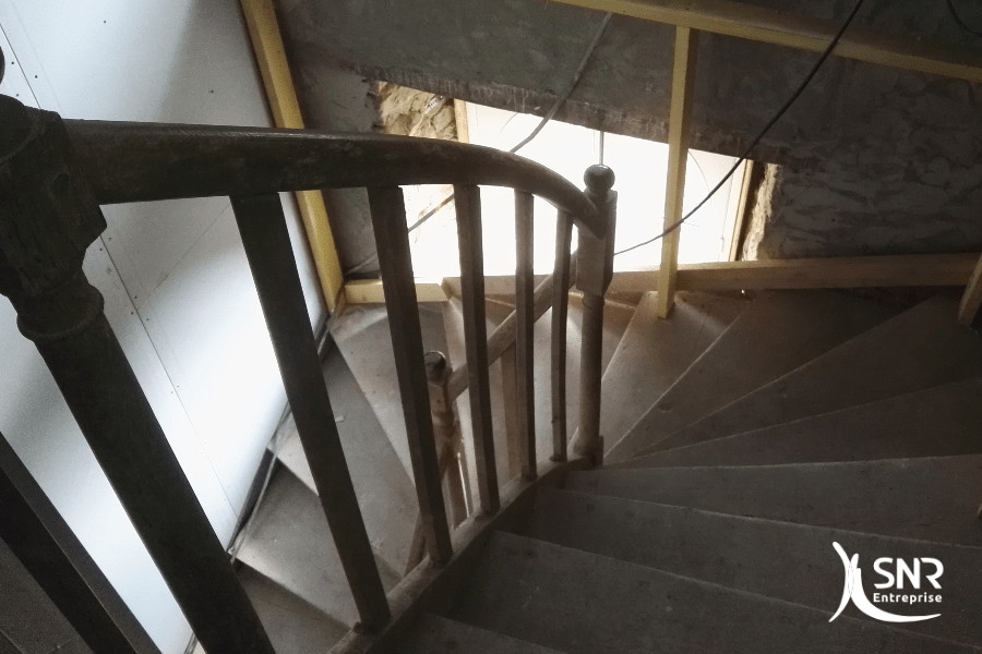 Cage-descalier-en-cours-de-rénovation-avant-ponçage-escalier-et-isolation-murs-en-mayenne-SNR-Entreprise