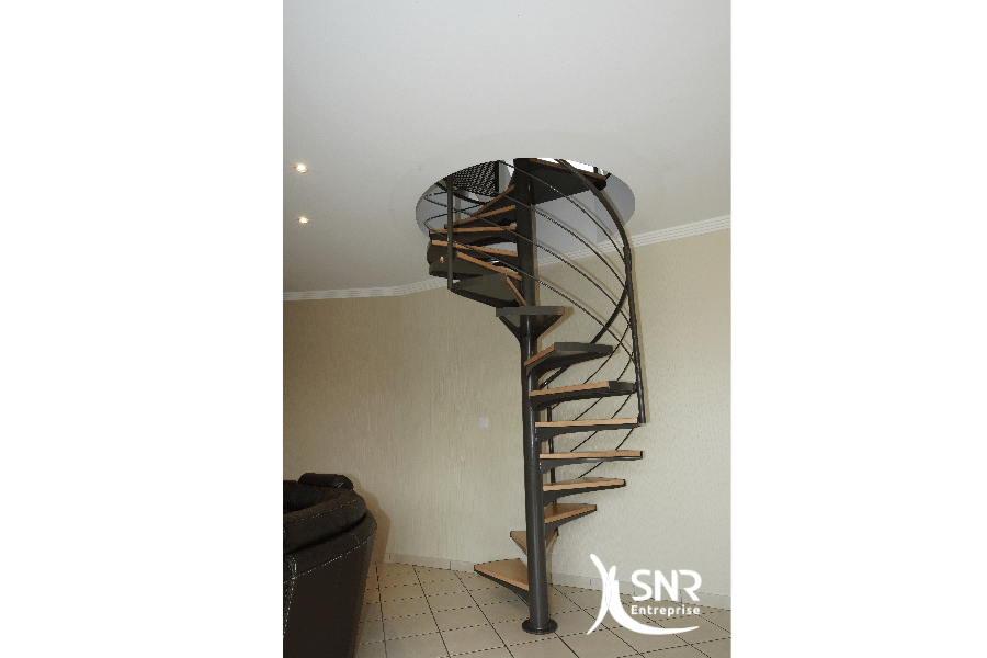 Conception-dun-escalier-sur-mesure-alliant-bois-et-métal-avec-trémie-circulaire-par-SNR-Entreprise