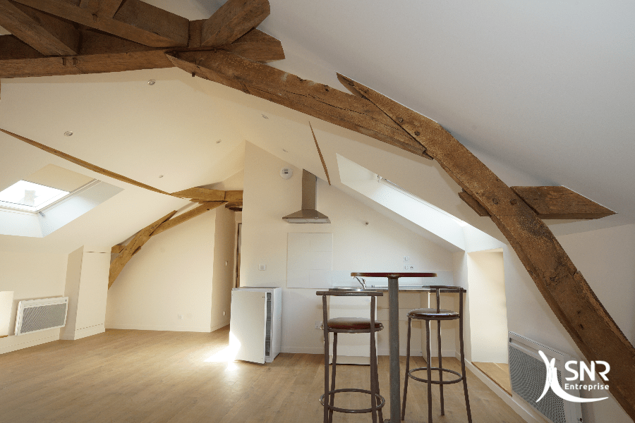 Création-dun-loft-sous-les-combles-aménagés-saint-malo-avec-mise-en-valeur-de-la-charpente-traditionnelle