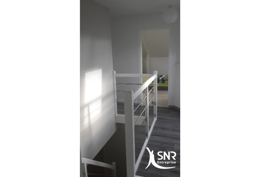 Création-mezzanine-et-pose-escalier-sur-mesure-pour-aménagement-de-combles-laval-par-SNR-Entreprise