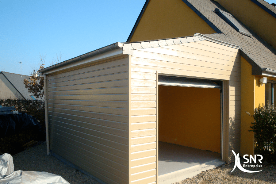 Mise-en-place-d-un-bardage-bois-et-d-une-porte-de-garage-pour-création-d-une-extension-maison-laval