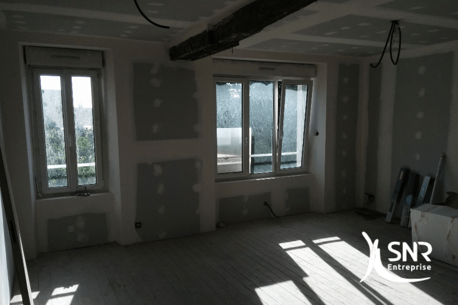 Photo-en-cours-de-réalisation-de-travaux-de-renovation-maison-rennes-prestation-clé-en-main-SNR-Entreprise