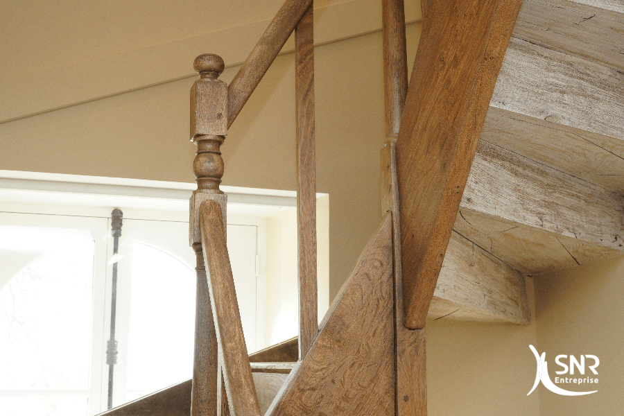Ponçage-et-remise-en-état-dun-escalier-ancien-dans-le-cadre-dun-projet-de-renovation-maison-rennes