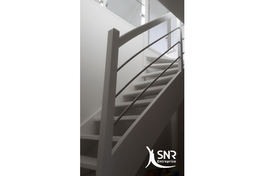 Pose-d-un-escalier-sur-mesure-pour-aménagement-de-combles-rennes-par-spécialiste-transformation-charpente
