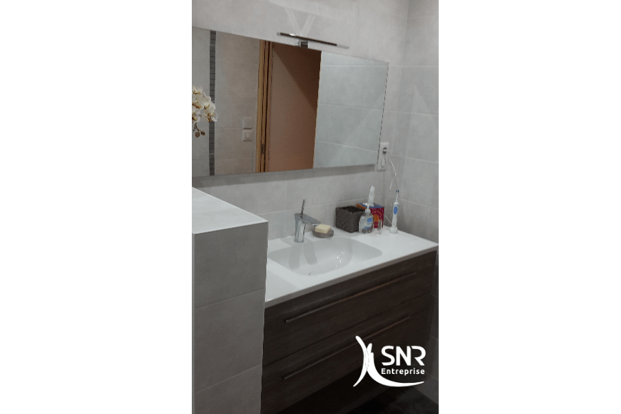 Pose-d-un-meuble-vasque-et-réalisation-clé-en-main-d-une-rénovation-salle-de-bain-laval-par-SNR-Entreprise