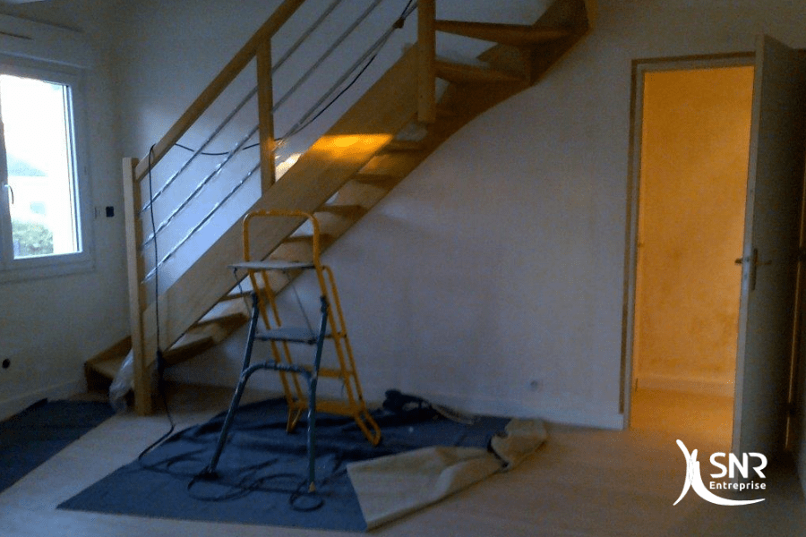 Pour-cette-rénovation-maison-rennes-SNR-Entreprise-a-mis-en-place-un-nouvel-escalier-d-accès-aux-combles-aménagés