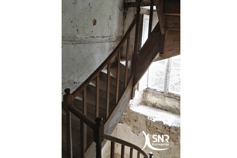 Remise-en-état-dune-cage-descalier-abandonnée-avec-conservation-escalier-existant-rénovation-maison-laval-SNR