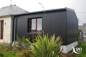 Réalisation d un bardage en bois laqué pour cette extension d une maison en Ille-et-Vilaine