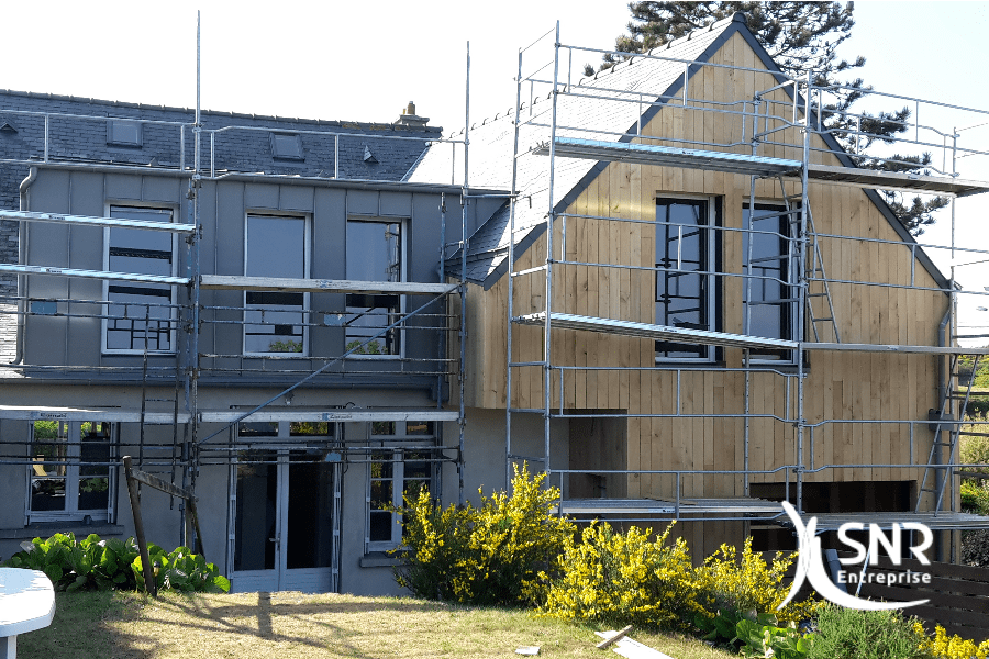 Réalisation-dune-surélévation-de-charpente-et-dun-agrandissement-mêlant-bois-et-zinc-par-SNR-Entreprise