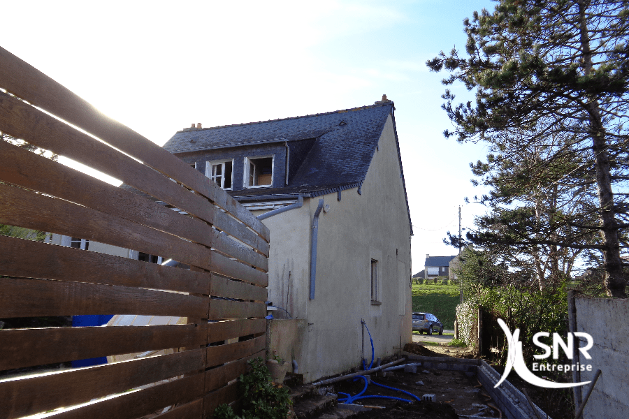 Vue-au-démarrage-des-travaux-dagrandissement-de-maison-ossature-bois-par-SNR-Entreprise-en-Mayenne-et-Ille-et-Vilaine