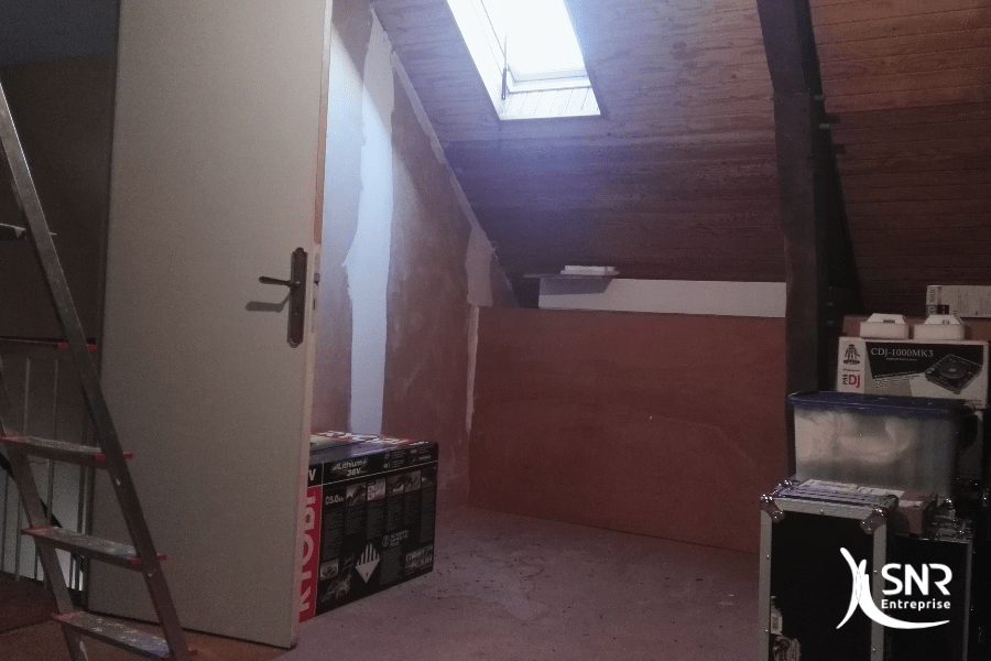 Vue-avant-travaux-de-combles-aménagés-saint-malo-réalisés-par-SNR-Entreprise-spécialiste-local