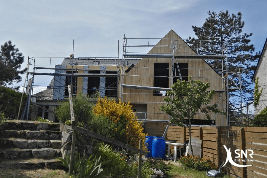 Vue en cours de réalisation de travaux de surélévation et de bardage pour cette extension maison en bois