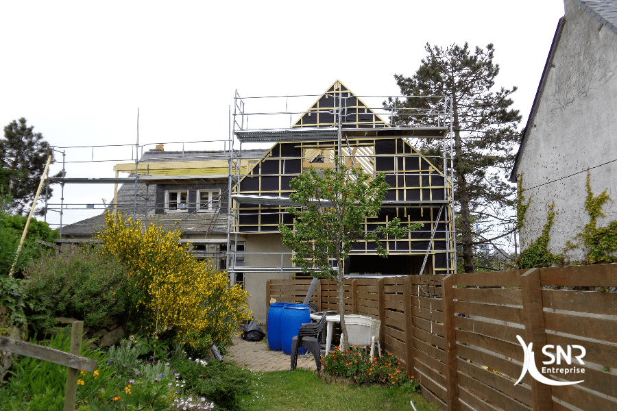 Vue en cours de travaux de charpente et d ossature pour un projet d agrandissement maison saint-malo