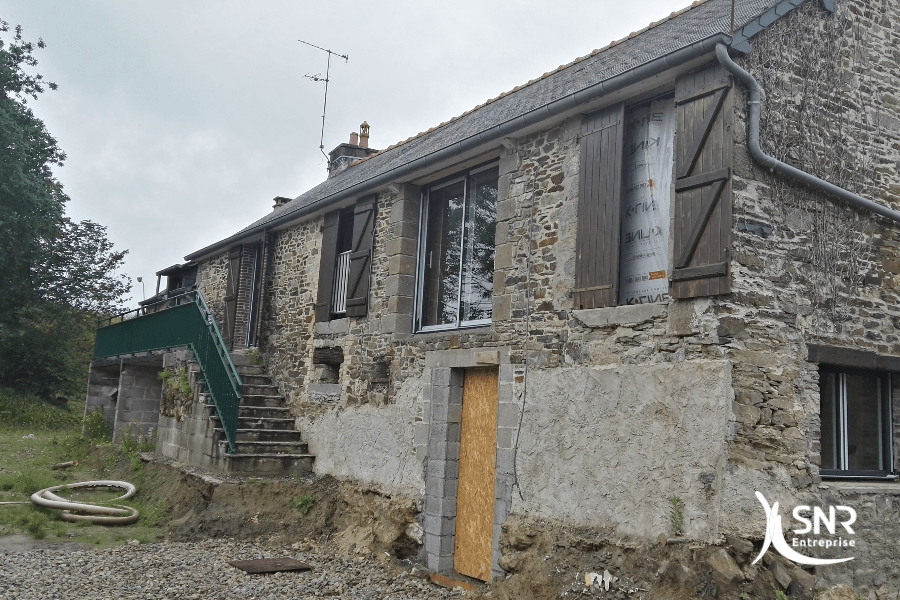 Vue-en-cours-de-travaux-de-rénovation-maison-saint-malo-avec-remplacement-de-menuiseries-en-aluminium